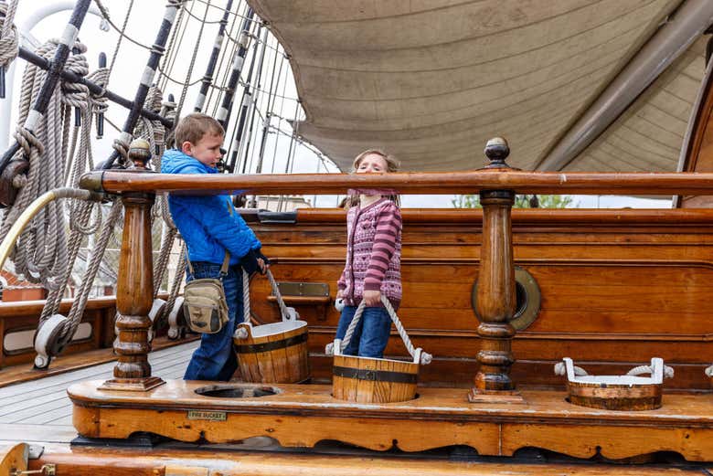 Enfants qui profitent du Cutty Sark