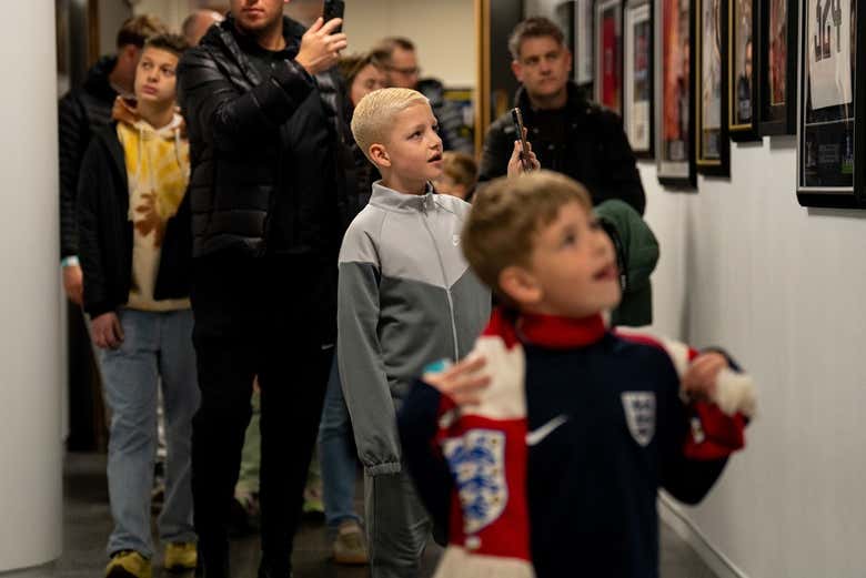 Crianças impressionadas com o tour pelo estádio