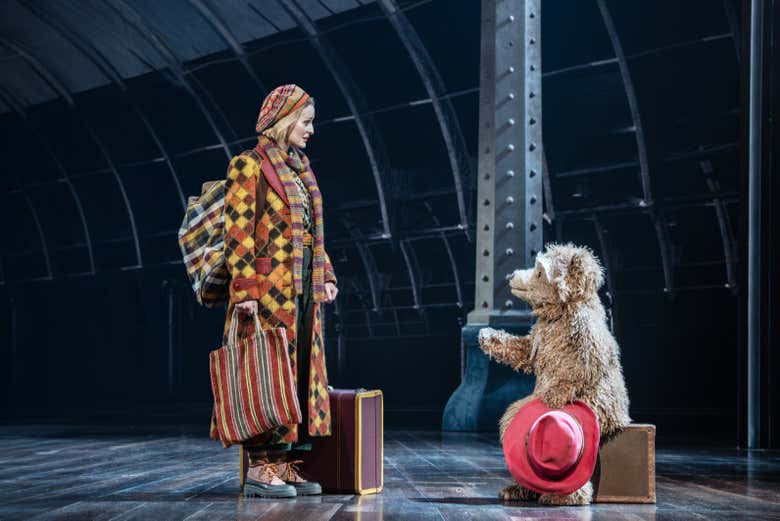 Uno de los personajes del musical y el Oso Paddington
