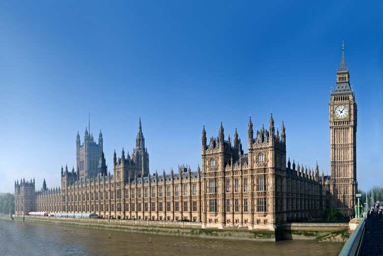 Palacio de Westminster junto al Támesis