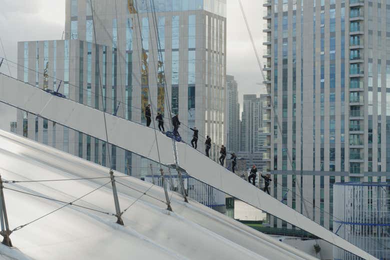 Participando en la experiencia de Up at The O2