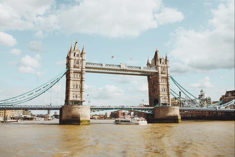 Pasando junto al Tower Bridge