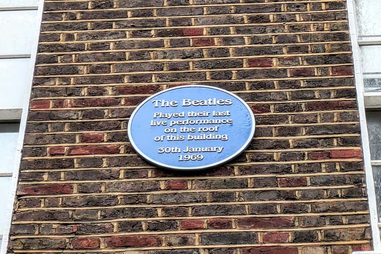 Placa recordando a los Beatles