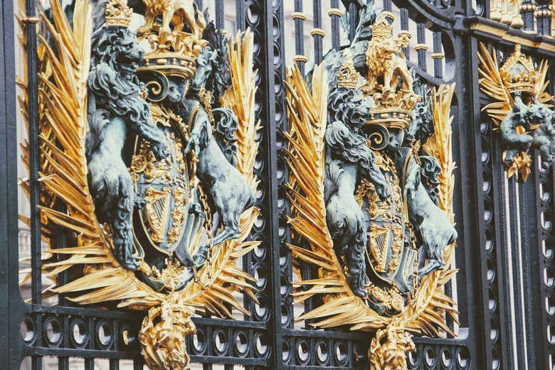Escudos reales en las verjas del Palacio de Buckingham