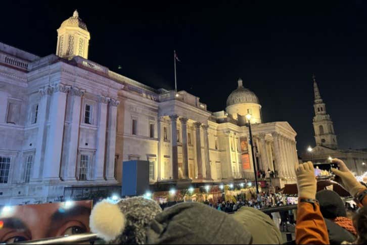 Recorriendo Londres por la noche en un autobús descapotable