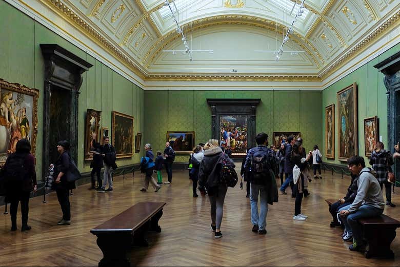 Esplorando le sale del museo