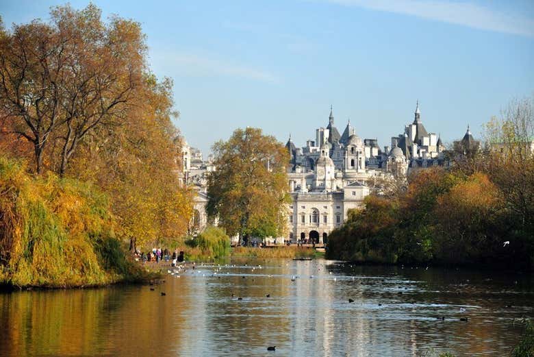 Lago de St. Jame's Park en un día soleado