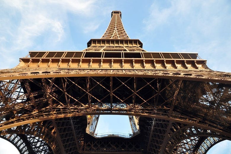 Tour Eiffel vue d'en-dessous
