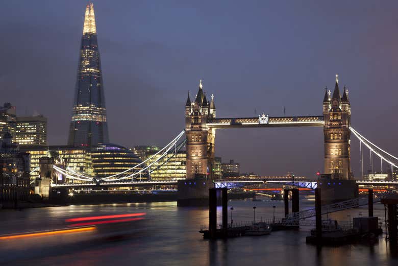 Tower Bridge y The Shard al caer la noche