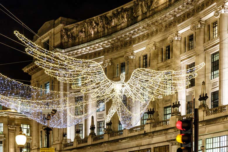 Gran estructura de luces con forma de ángel