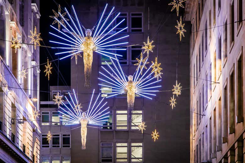 Admirad los icónicos ángeles de luz en las calles de Londres