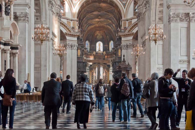Gente visitando la Catedral de San Pablo