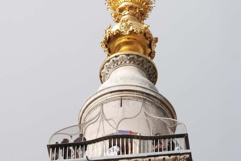 La urna dorada del Monumento al Gran Incendio de Londres