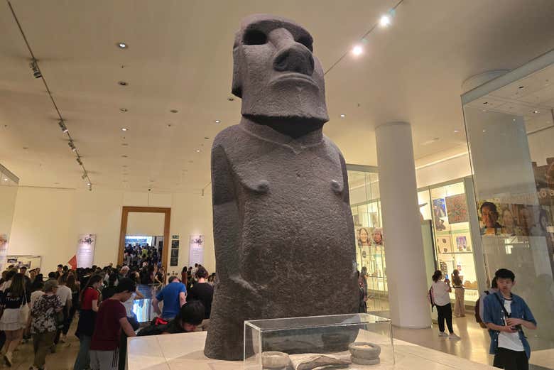 Living and Dying Gallery - Hoa Hakananai'a