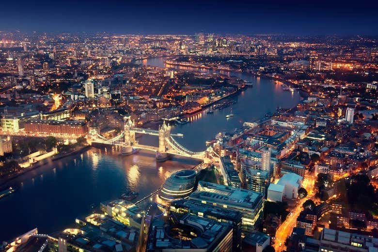 O Tâmisa cruza a cidade de Londres