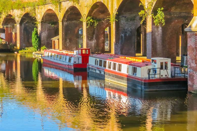 Une maison flottante sur le fleuve Irwell