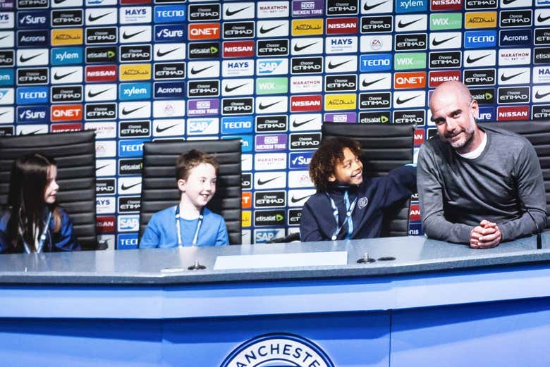 Interactuando con Pep Guardiola en la sala de prensa