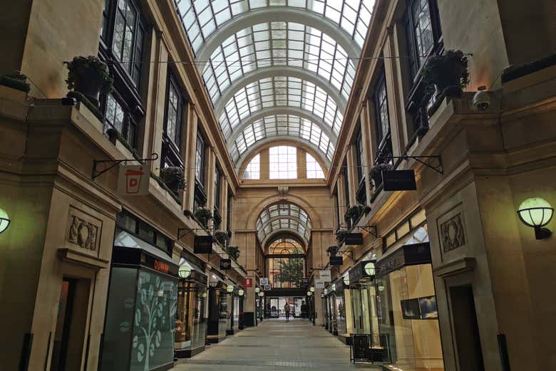 Pasearemos por las elegantes galerías comerciales cubiertas