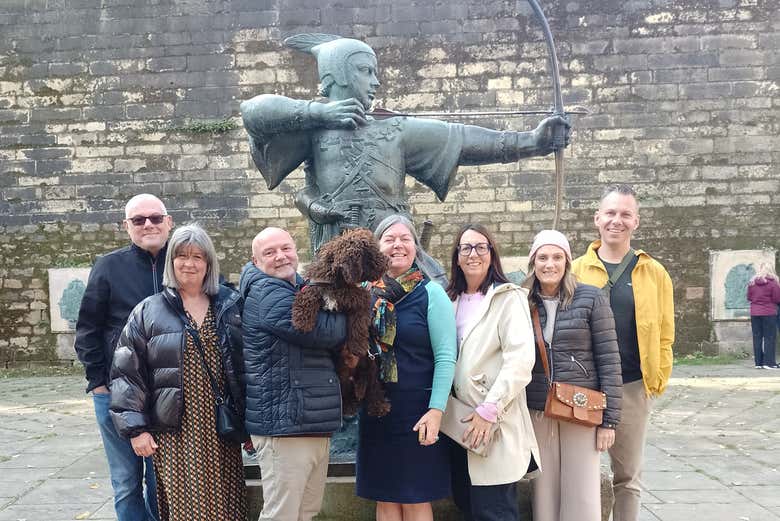 Fotografiaos junto a la mítica estatua de Robin Hood