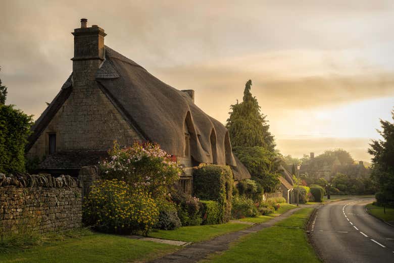 Admire the charming thatched houses in Burford
