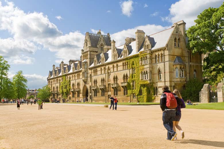 Estudantes chegando a Christ Church College