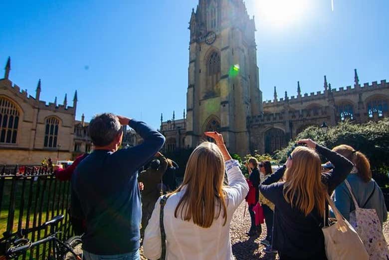 Contemplando a torre da Catedral de Christ Church