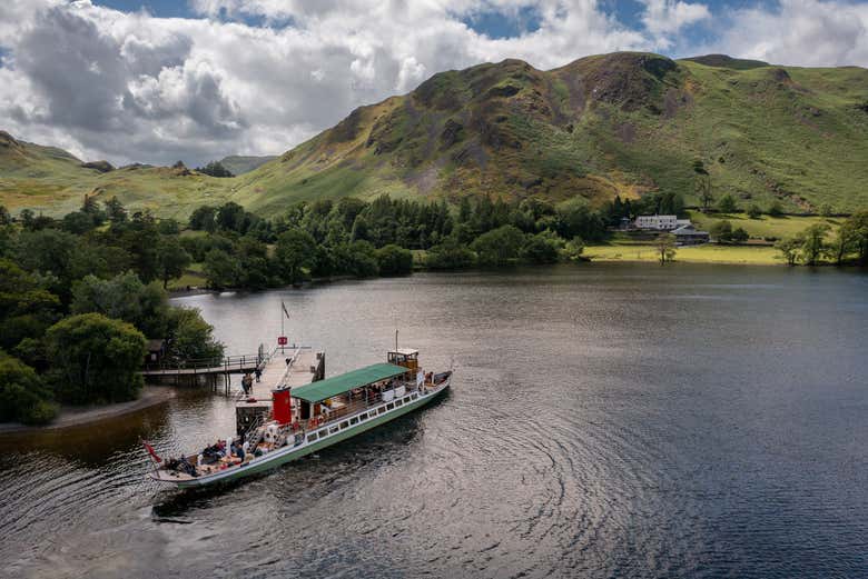 Navegando pelas águas do lago Ullswater em um barco histórico