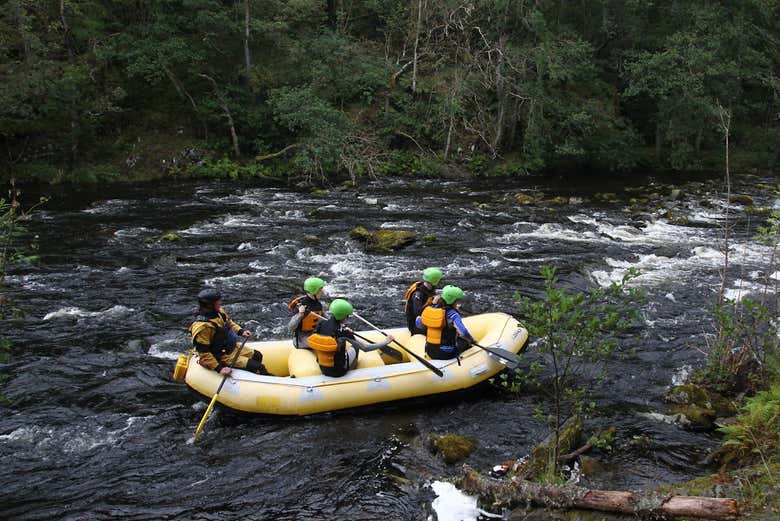 Remando pelo rio Tummel