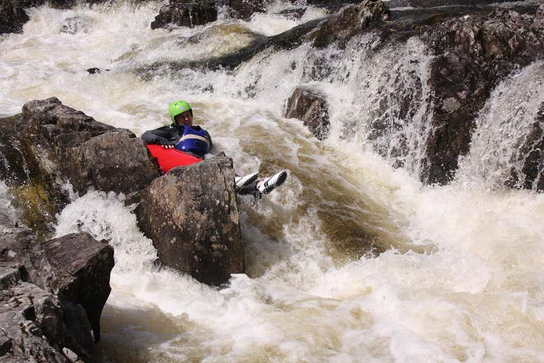 Atravessando as correntezas no rio Tummel