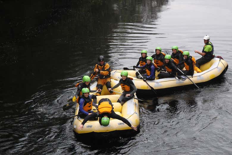 Praticando rafting no rio Tummel