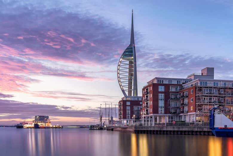 La torre Spinnaker al anochecer