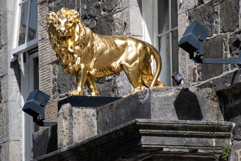 Contemplando os ornamentos das ruas de Stirling