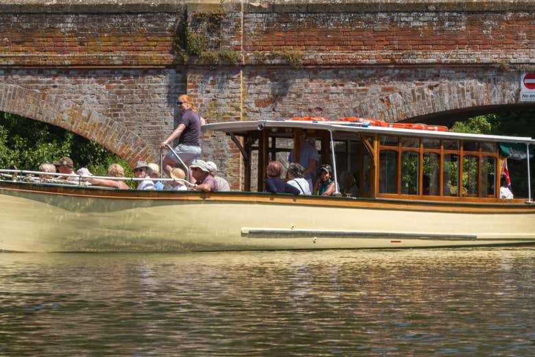 Dar un paseo en barco por el río Avon es un imprescindible