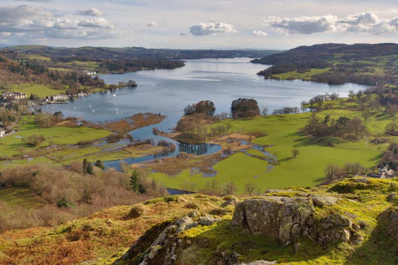 Vista panoramica del lago e della campagna inglese