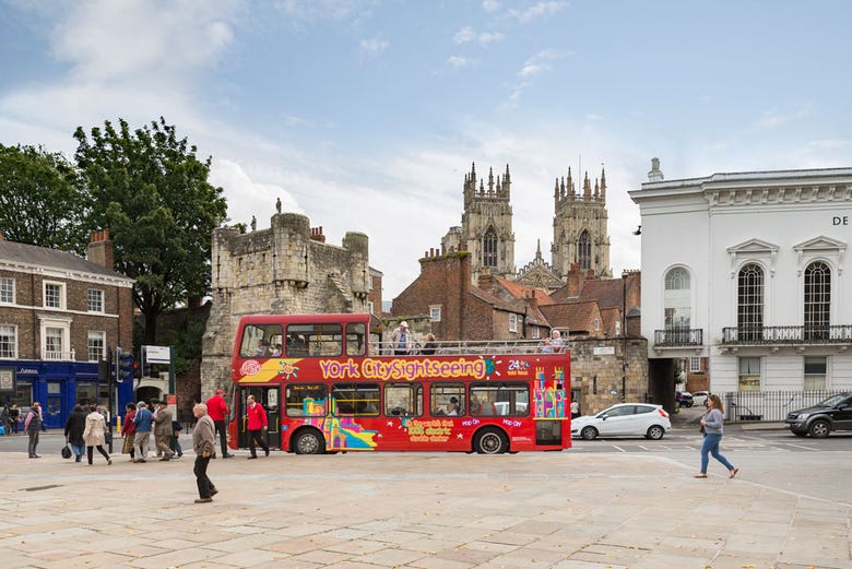 Ônibus turístico com a Catedral de York ao fundo