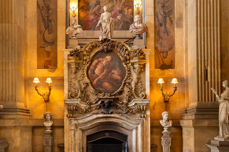 Une impressionnante cheminée à l'intérieur de la maison