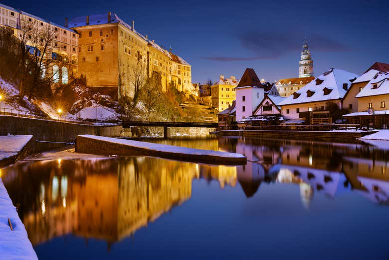 Český Krumlov con las luces del anochecer