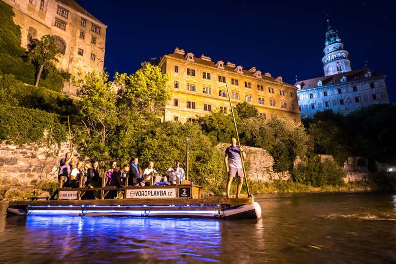 Paseo nocturno en barco por Český Krumlov