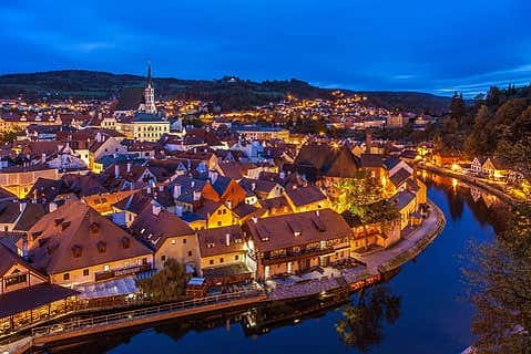Český Krumlov con las luces del anochecer