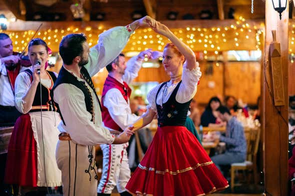 Cena con espectáculo folclórico y barra libre