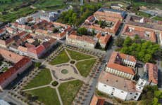 Excursión privada al Campo de Concentración Terezín + Paseo en helicóptero