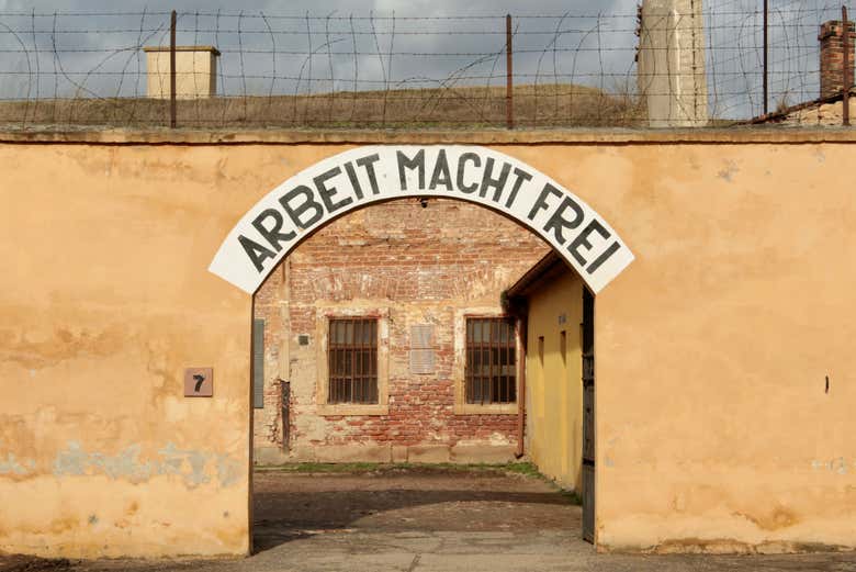 Entrada a Terezín, que dice "El trabajo os hará libres", 
