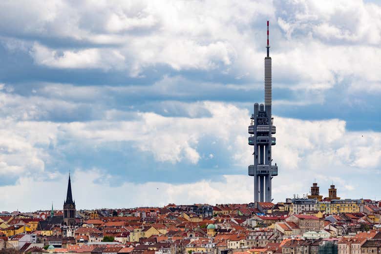 Entrada a la Torre de la Televisión de Žižkov, Praga Entrada a la Torre de la Televisión de Žižkov, Praga