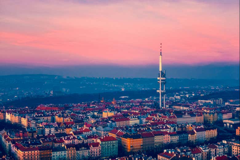 Atardecer en Praga, con la Torre  Žižkov de fondo