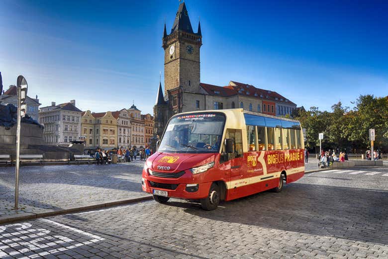 El autobús en la Plaza de la Ciudad Vieja