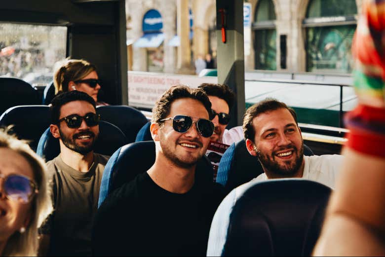 Posando para la foto en el interior del autobús turístico