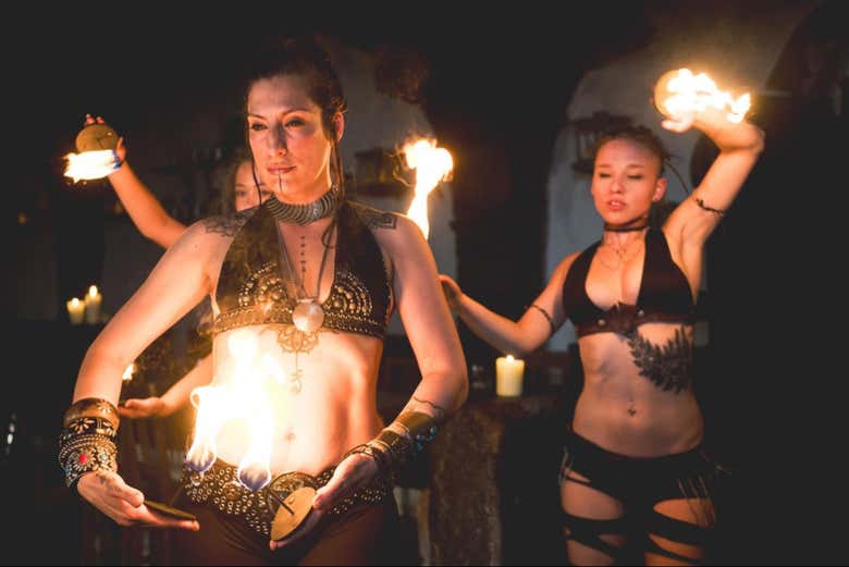 Bailarinas danzando con fuego durante el espectáculo
