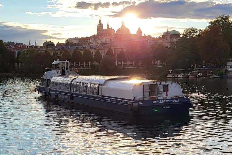 Paseo en barco por el río Moldava