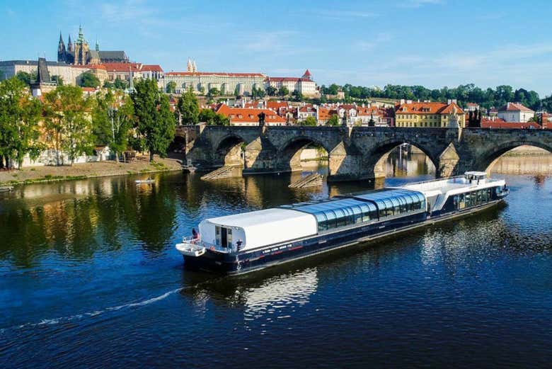 Navegando por el Moldava a su paso por Praga