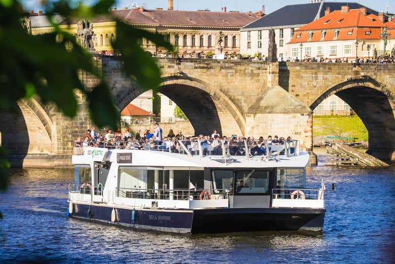 Navegando por el río Moldava en Praga